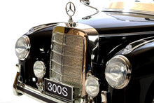 Cargar imagen en el visor de la galería, Coche eléctrico para niños - Mercedes 300S Pintado en Negro 2x12V -